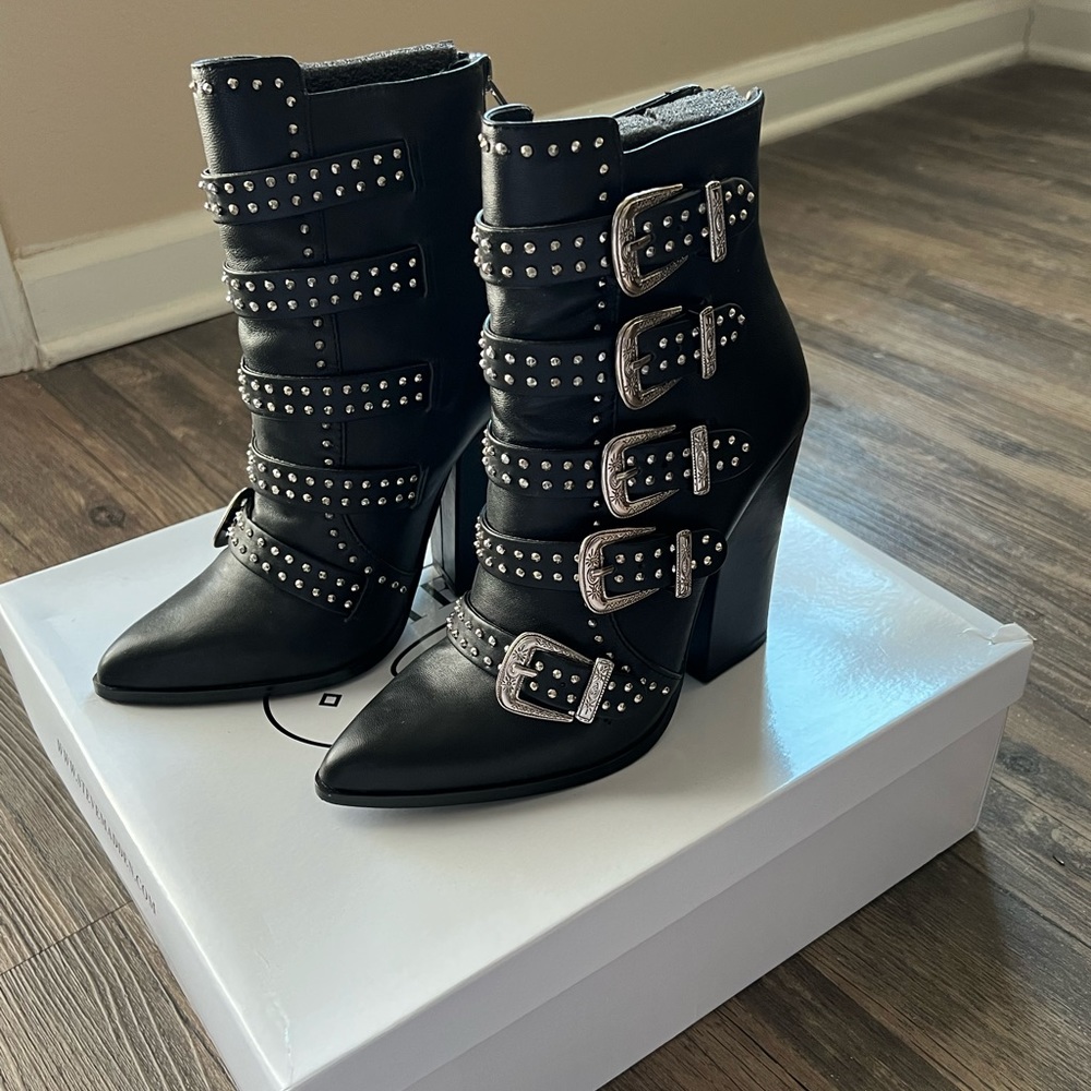 Steve Madden Black with silver buckles heel boot. Size:7.
